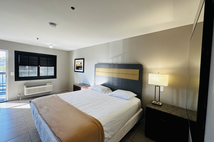 Room 8 of 19
