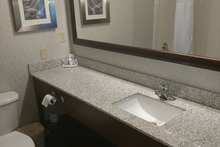 Comfort Inn & Suites Market - Airport