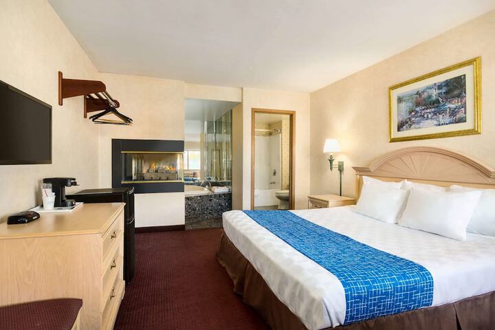 Room 9 of 38