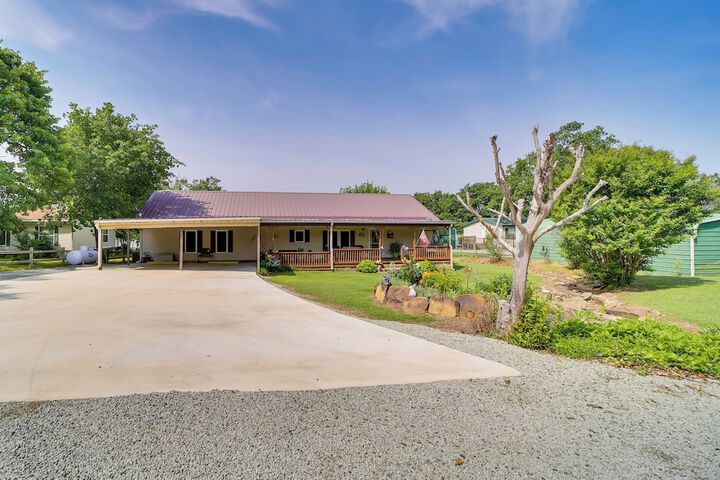 Cozy Lake Eufaula Hideaway w / Fire Pit & Hot Tub!