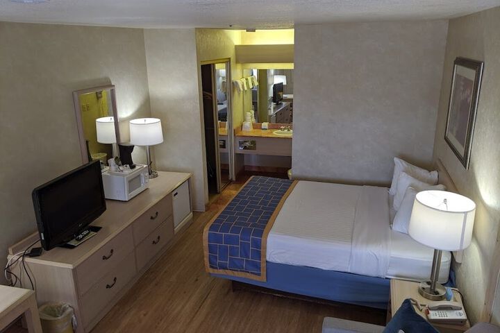 Room 12 of 37