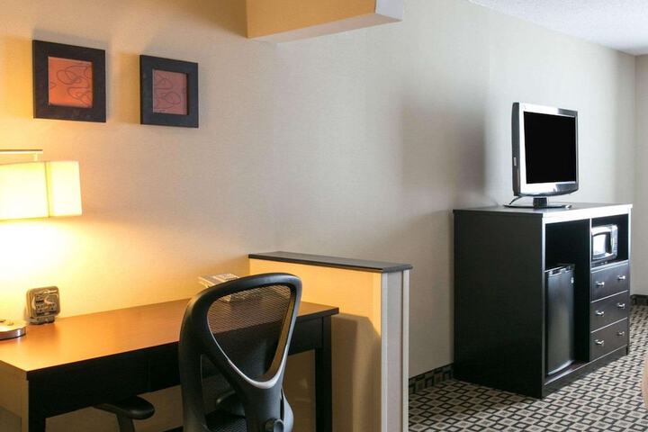 Comfort Suites Benton Harbor - St. Joseph