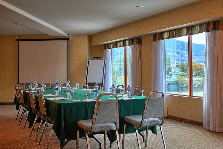 Holiday Inn Hotel & Suites Osoyoos by IHG