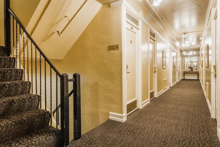 Ballroom/Hall 36 of 40