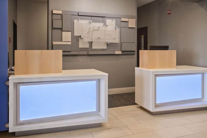 Holiday Inn Express and Suites Newton by IHG