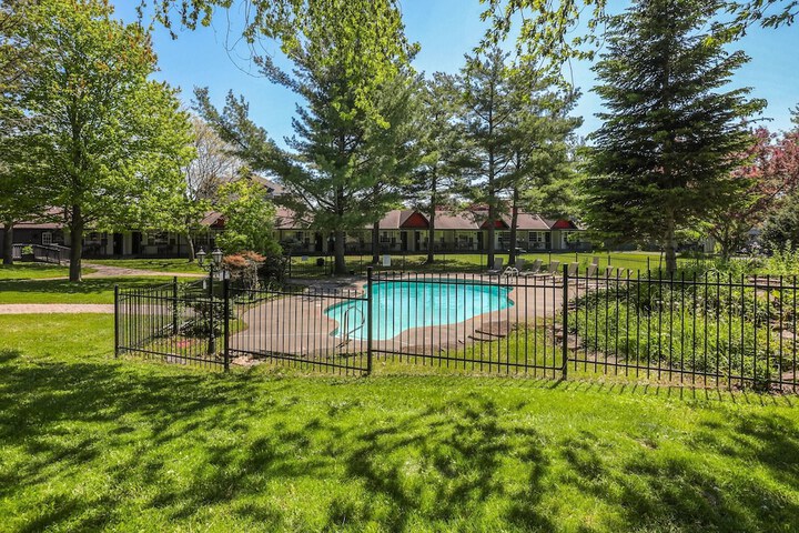 Super 8 by Wyndham Gananoque / Country Squire Resort