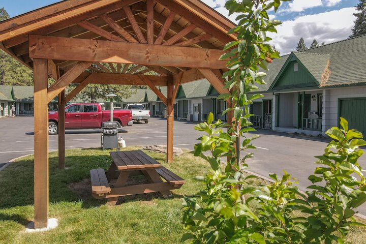 Green Gables Motel & Suites