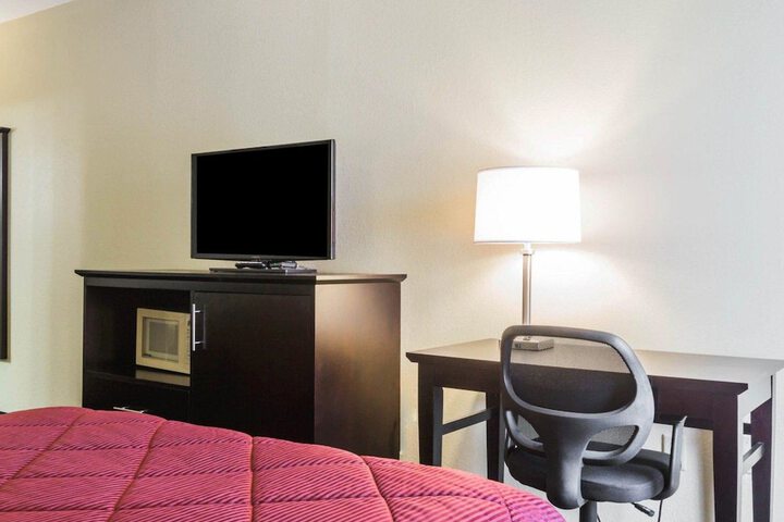Quality Inn & Suites North Montgomery