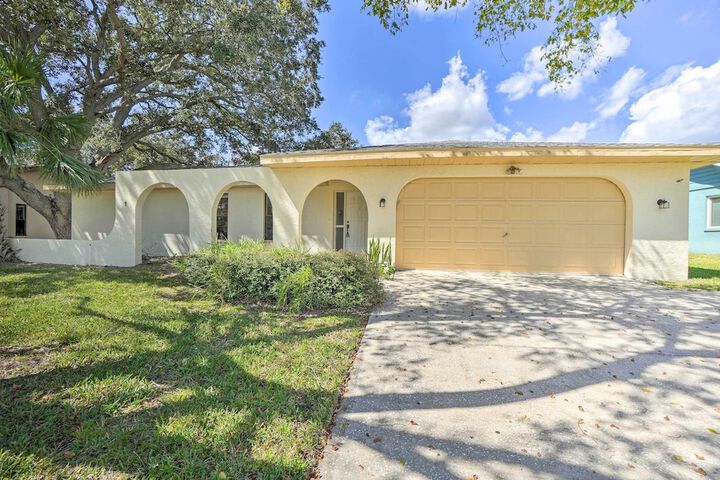 3 Mi to Philippe Park & Pier: Stunning Retreat