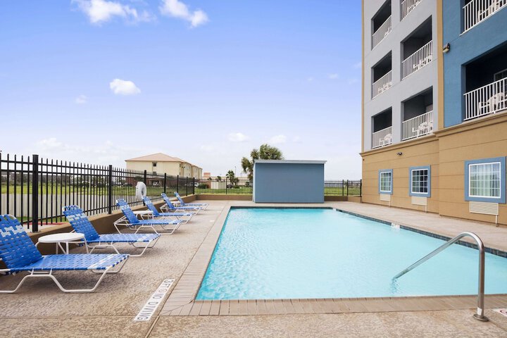 Days Inn & Suites by Wyndham Galveston West / Seawall