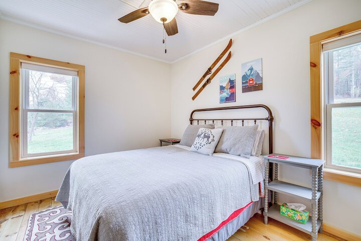 Lovely Rural Hixton Farmhouse w / Porch & Fire Pit!