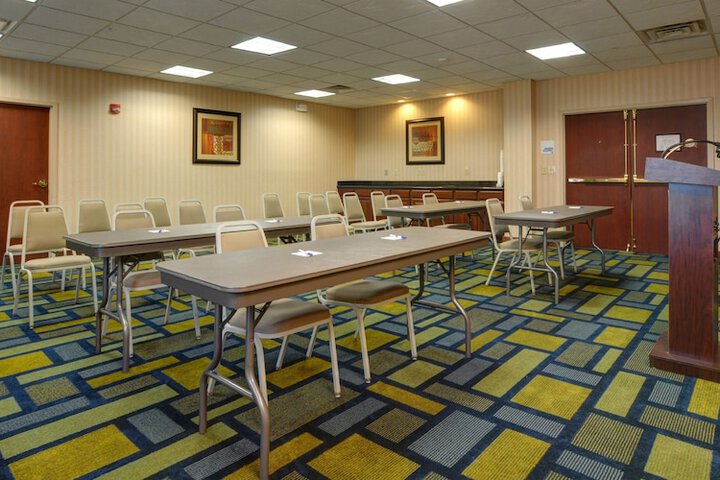 Holiday Inn Express & Suites Midwest by IHG
