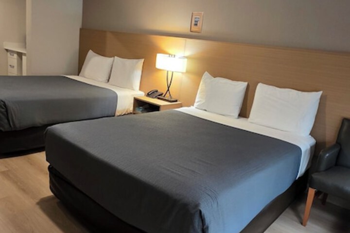Parkway Motel & European Lodges