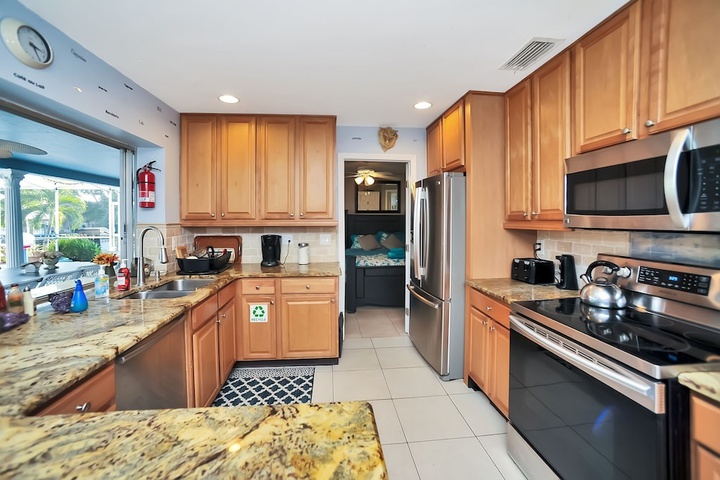 Apollo Beach W / Pool Room To Entertain, Pet Friendly! 6 Bedroom Home