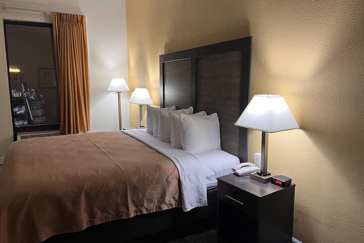 Room 30 of 41