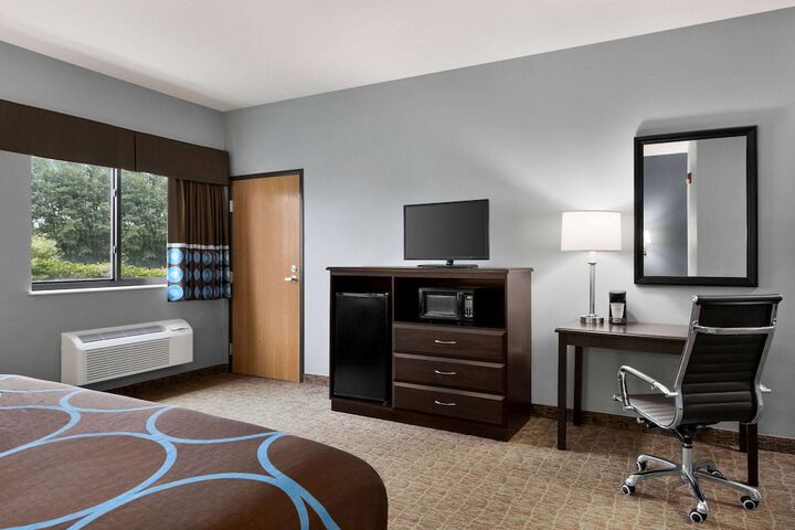 Super 8 by Wyndham Grove City