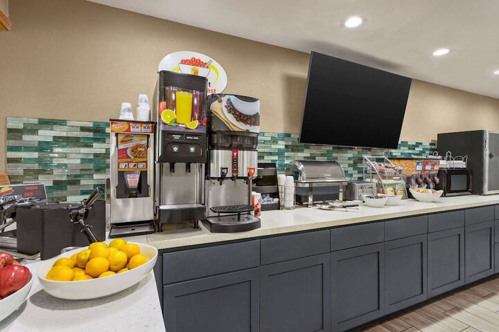 Super 8 by Wyndham Ankeny / Des Moines Area