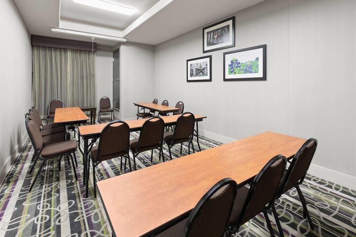 La Quinta Inn & Suites by Wyndham Kyle - Austin South