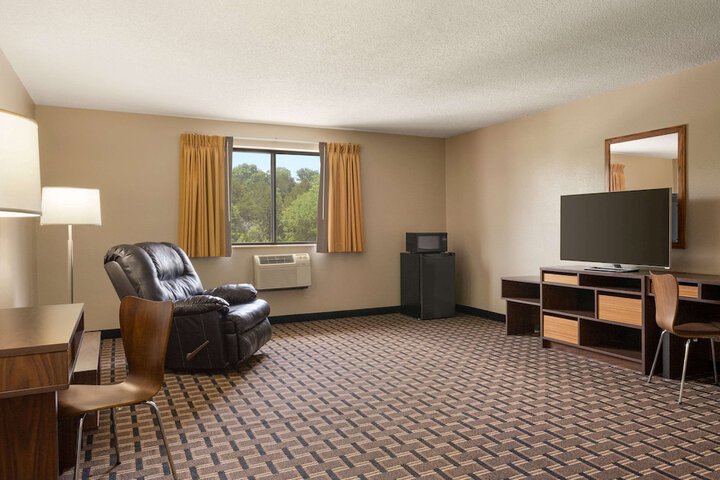 Room 11 of 28