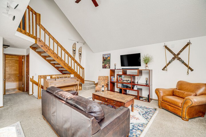 Woodland Park Chalet w / Deck Grill & Mtn Views!