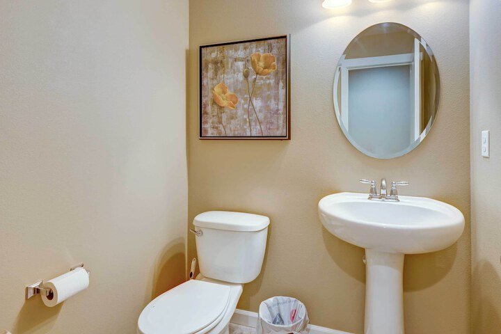 Spacious Kent Home Near Seatac Airport w / Patio