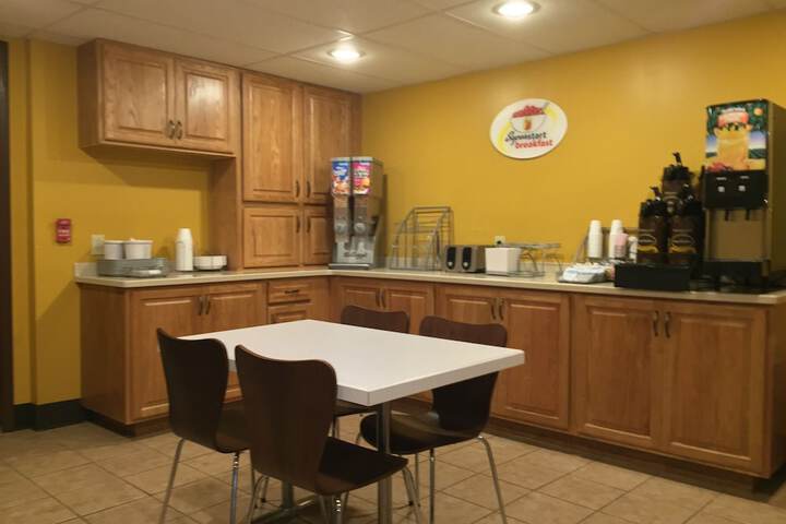 Super 8 by Wyndham Kenmore / Buffalo/Niagara Falls Area