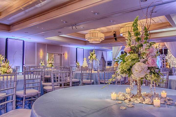 Ballroom/Hall 33 of 34