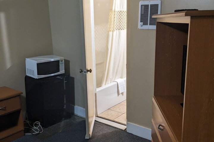Room 5 of 9