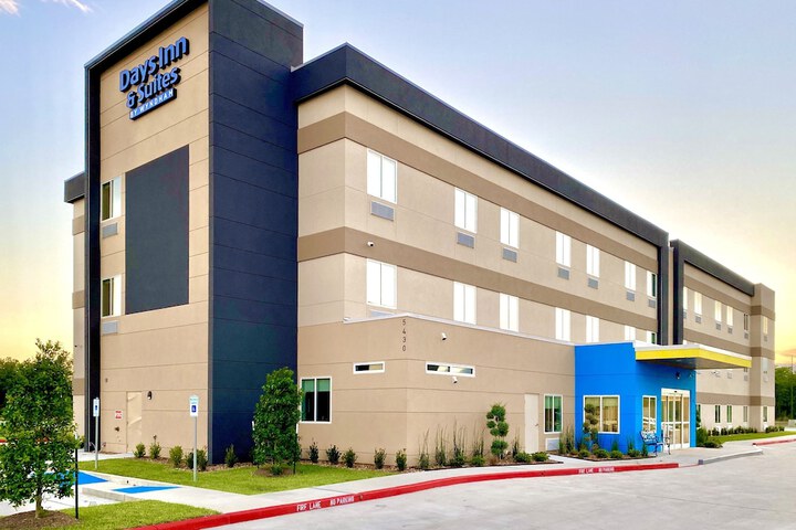 Days Inn & Suites by Wyndham Beaumont West / I-10 & Walden