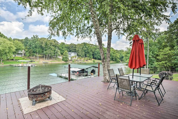 Waterfront Getaway w / Fire Pit + Game Room!