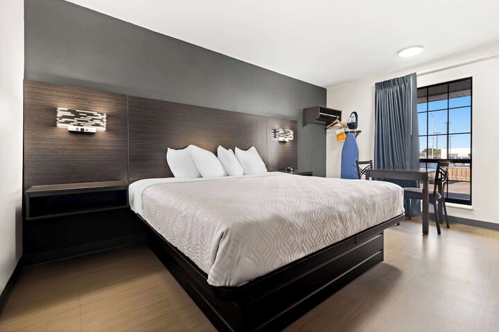 Room 8 of 34
