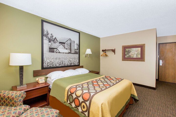 Room 6 of 16