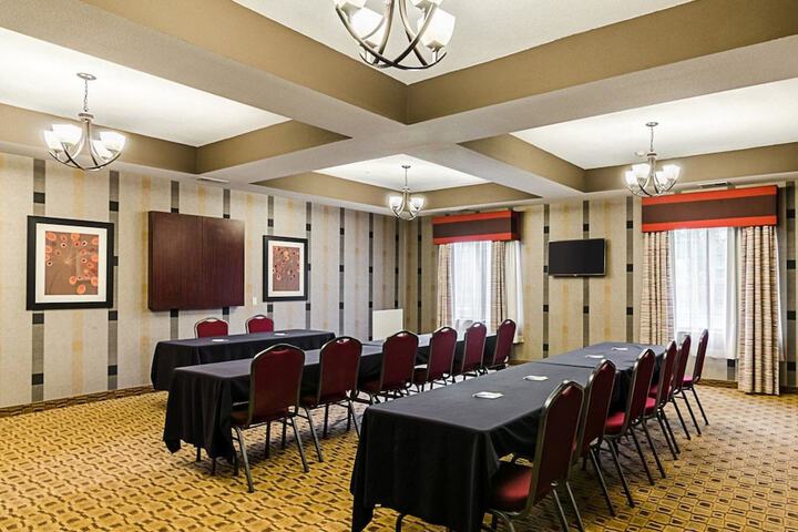Comfort Inn & Suites Lawrence - University Area
