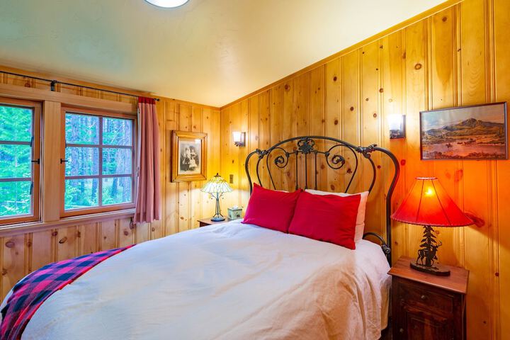 Lake Creek Lodge