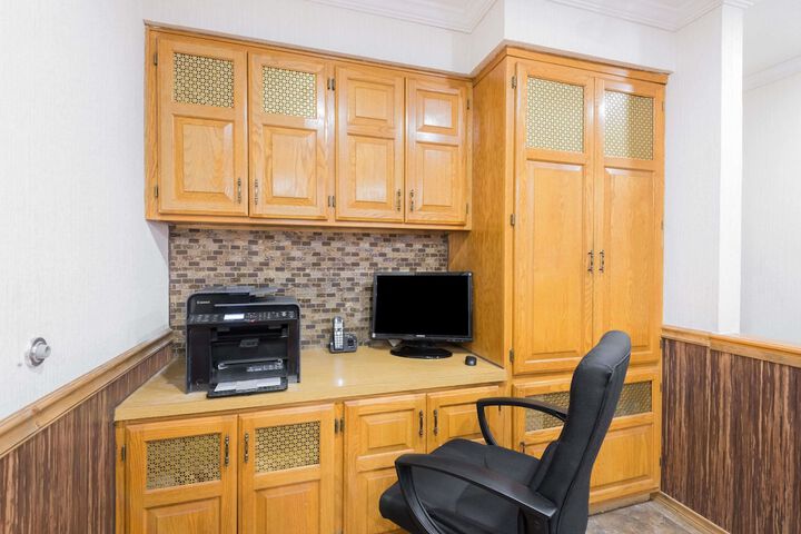 Business Center 18 of 20
