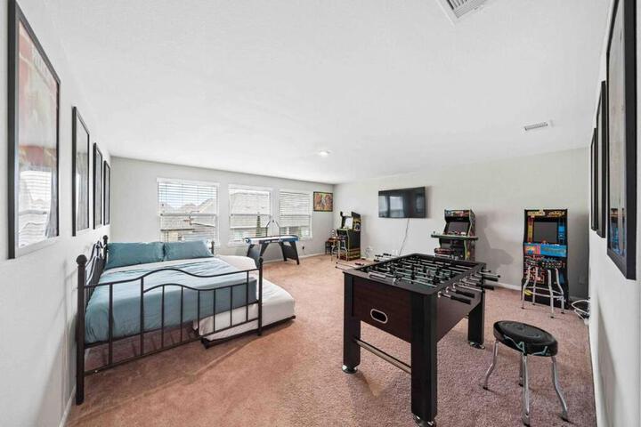 Houston House Sleeps 16~Arcade Style Game Room