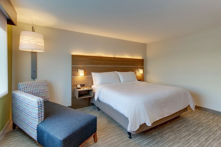 Holiday Inn Express & Suites Roanoke – Civic Center by IHG