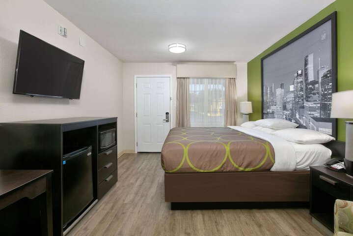 Super 8 by Wyndham Palestine