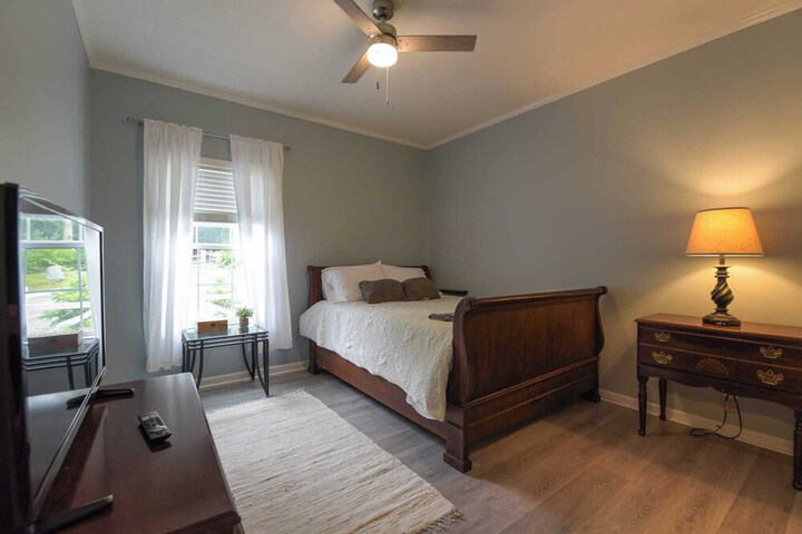 Riverside Ranch by Avantstay Mins to Downtown