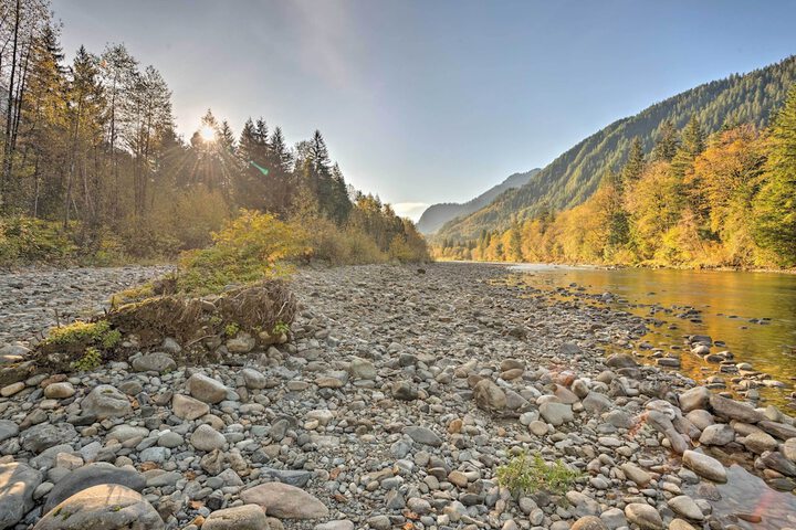 Riverfront Gold Bar Log Cabin Near Stevens Pass!