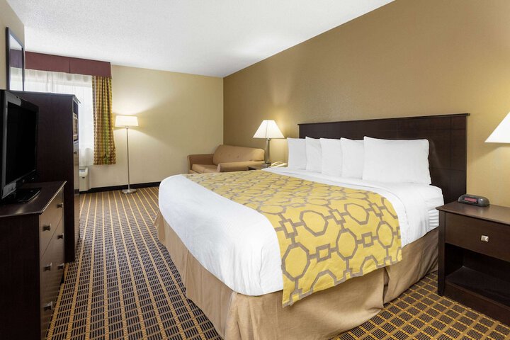 Room 4 of 12