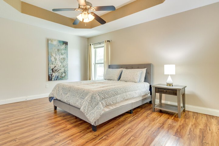 Charming Leesburg Getaway w / Screened Porch!