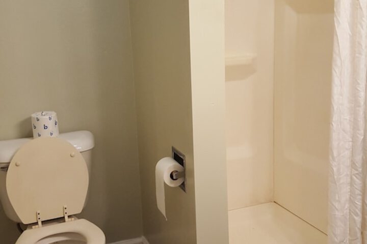 Room 4 of 8
