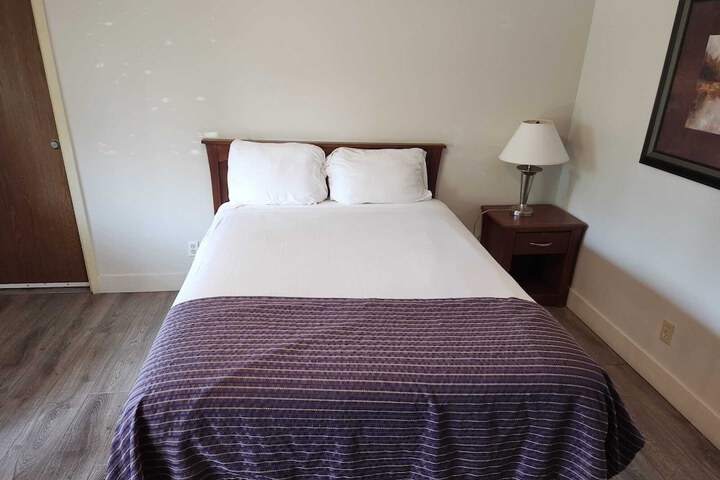 Room 11 of 16