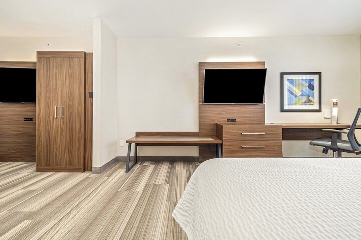 Room 55 of 348