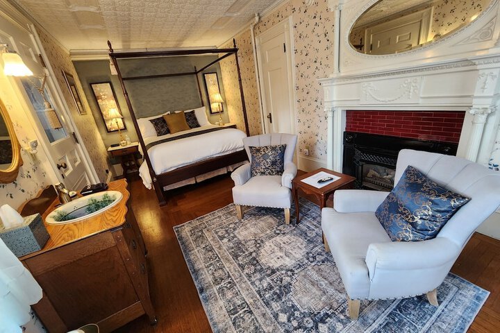 Room 33 of 73