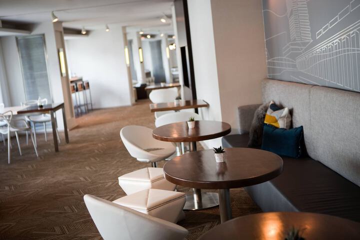 Lounge 72 of 76