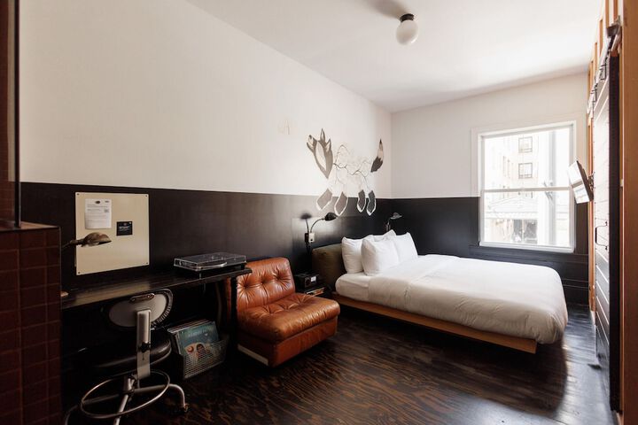 Room 35 of 76