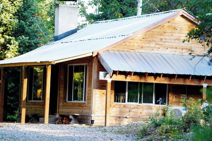 Cozy Cabin Retreat in Midway