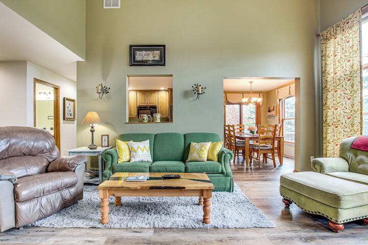 Door County Townhome: Pool Access 1 Mi to Beach!